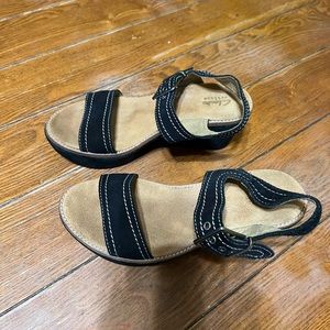 Clarks sued wedges sandals
